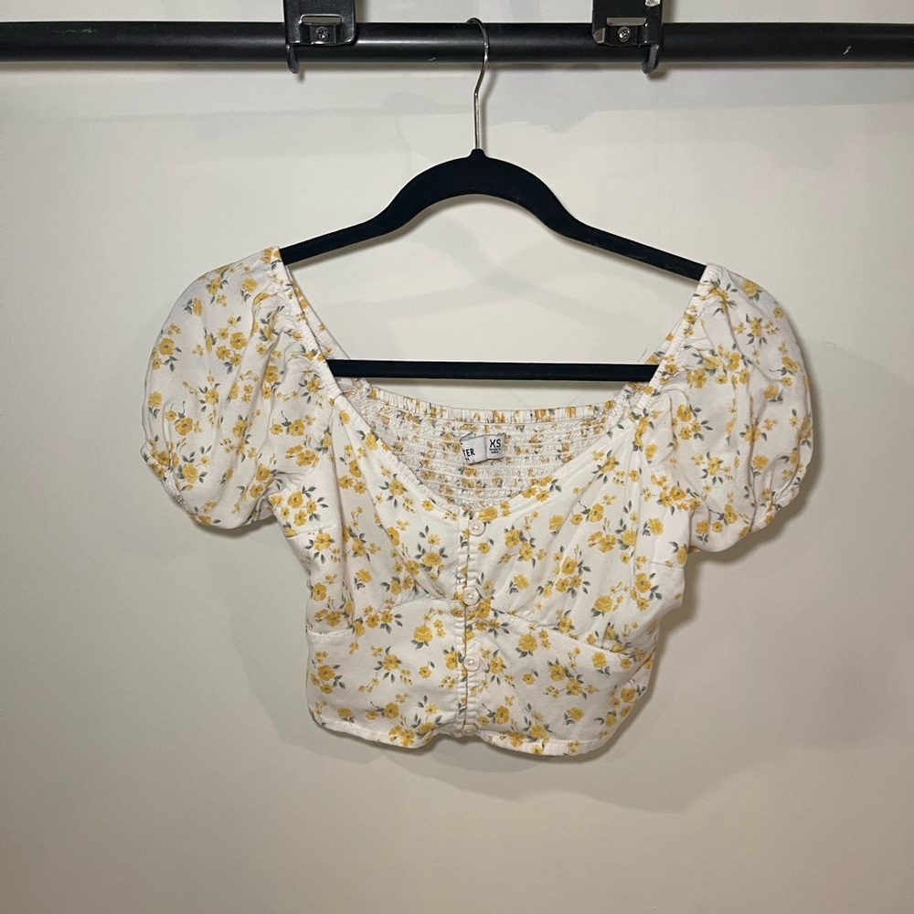 hollister white short sleeve crop top with cute yellow flowers!